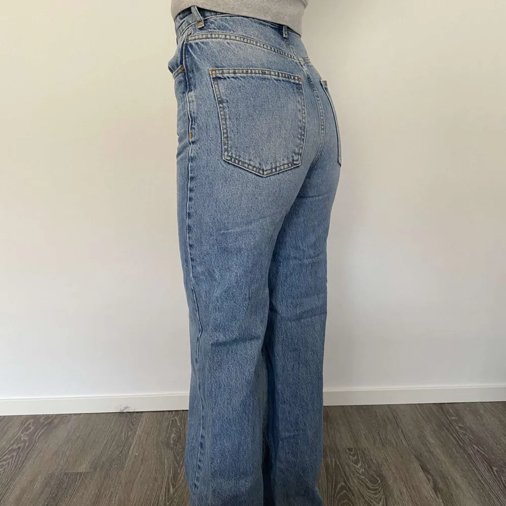 High waist jeans från Gina Tricot i fint skick dock så är de upprepade längst ner som ni ser på bilden. Jeans & Byxor.