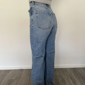 Jeans - High waist jeans från Gina Tricot i fint skick dock så är de upprepade längst ner som ni ser på bilden