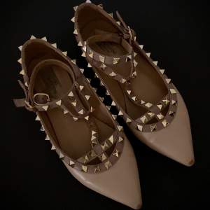 Jättesnygga Valentino sandaler/ballerinaskor!!! Tyvärr lite slitna där fram men annars i bra skick! Skriv för mer info eller bilder🥰