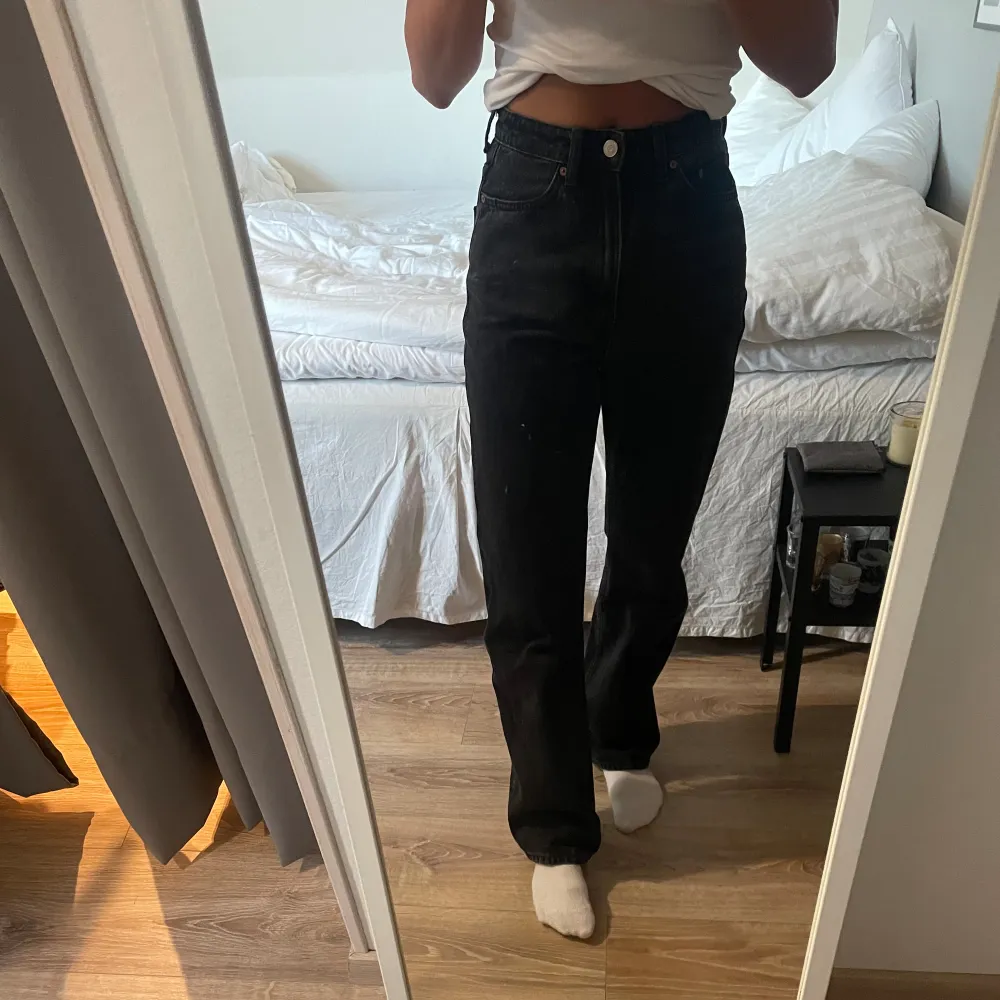 Svarta jeans från weekday . Jeans & Byxor.