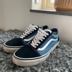 Vans - Snygga vans som inte används längre! Skick 8/10 med en defekt på sidan! Nypris 800!