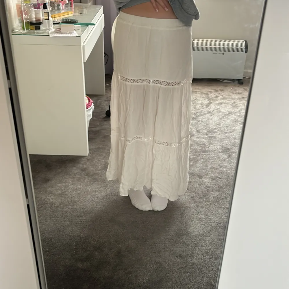 En vit fin långkjol från H&M. Jag säljer kjolen pågrund av att den är lite för kort för mig 💗 den är köpt i somras och använd några gånger då. ( kan strykas innan om man vill)💗 den är i Storlek XS/S (katt finns i hemmet). Kjolar.