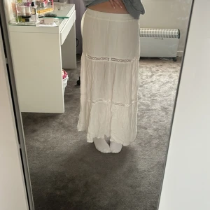 Vit långkjol - En vit fin långkjol från H&M. Jag säljer kjolen pågrund av att den är lite för kort för mig 💗 den är köpt i somras och använd några gånger då. ( kan strykas innan om man vill)💗 den är i Storlek XS/S (katt finns i hemmet)