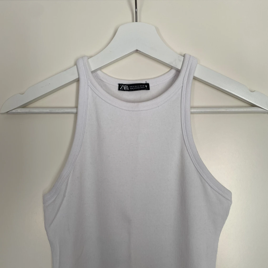 Ribbstickad vit midiklänning - 90