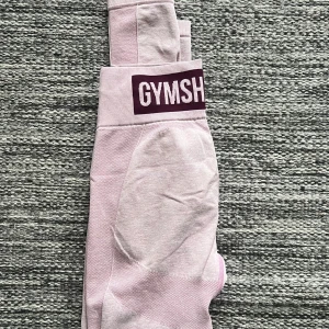 Gymshark leggings - Säljer dessa gymshark leggings i ljusrosa! Använda men i bra skick( därav lågt pris) Inga defekter, förutom ingen tvättlapp! 💗