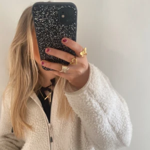 Vit teddy jacka - En vit söt teddy jacka från H&M som jag tyvärr tröttnat på och är anledningen till att jag säljer ❤️‍🔥den är ner till rumpan ungefär men jätte söt! (Kostar egentligen 500)