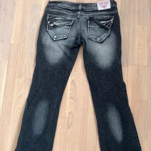 så coola flared jeans - älskar älskar dessa Y2k jeans. lågmidjade, flare och med så coola detaljer
