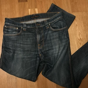 Nudie jeans - Säljer dessa skitsnygga nudie jeansen. Storleken är 32 x 32. I väldigt fint skick och nypris på dessa ligger på 1600kr.