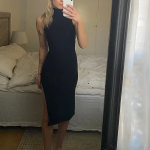  Klänning - Så snygg tight ribbad klänning från Nakd med polokrage🎀 Använd 1 gång