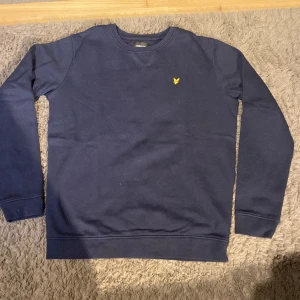Blå Lyle&Scott tröja - Blå tröja från Lylek&Scott. Använd några gånger men bra skick. Inga hål eller fläckar. 