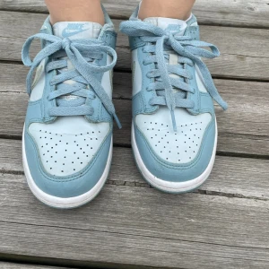 Nike dunk clear blue swoosh  - Säljer dom då dom inte kommer till användning längre. Priset är för att de e skador på skorna och lite smutsiga som ni ser på sista bilder så är dom trasiga🩷🩷 boxen fins även med