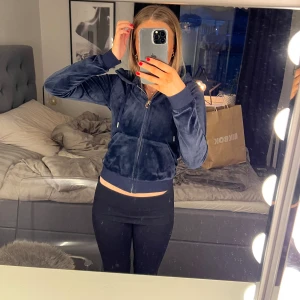 Marinblå juicy couture kofta - Marinblå kofta från Juicy Couture, använd ett fåtal gånger🥰 storlek XS