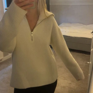 Stickad tröja - Vit stickad med dragkedja från Bikbok, knappt använd