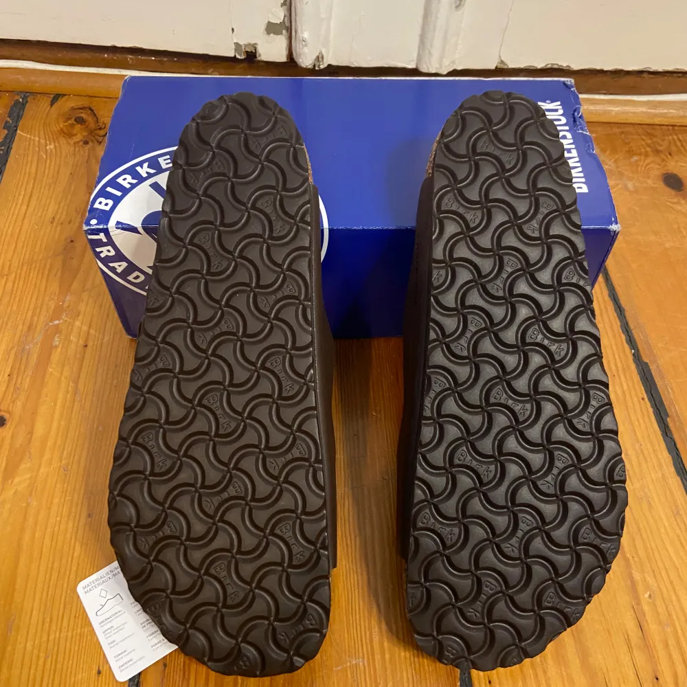 Galet Oldmoney tofflor från birkenstock i storlek 43! 👞~ De är nya med tags. ~  Og box ingår! ~ Perfekta som footwear till sommaren.🕶️ ~ Nypris 1400kr mitt pris 1049kr! Priset kan diskuteras.🤛. Skor.