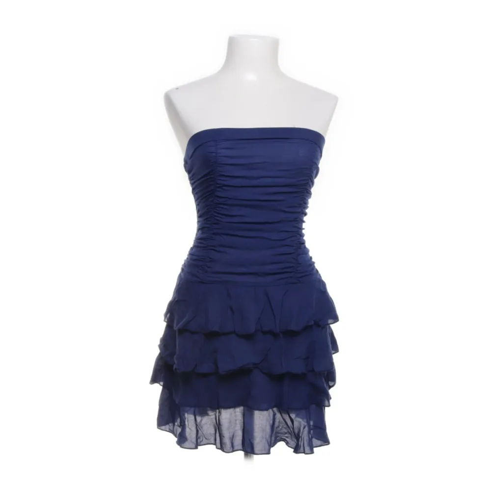 supersöt blå bandeau klänning med volanger köpt på sellpy men aldrig använd. Klänningar.