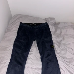 Stone Island Cargo Byxor - Stone Island Cargo byxor köpta i Italien drygt 4 år sedan, knappt använda, mest samlat damm. Finns o hämta i Barkarby:)
