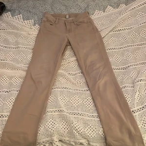 Beige bootcut jeans - Säljer nu dessa skitsnygga jeansen från MAC jeans då de inte kommer tilll användning, de är beigea och passar bra till en snygg vit topp💕 de har en knappt synlig fläck på ena benet, hör av dig om bilder och mått💕💕