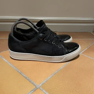 Lanvin - Tjena! Säljer nu mina mörkblå lanvin i storlek uk6 som passar 41-42. Det finns tecken på användning med de är väl omhändertagna. Ifall du har frågor eller är intresserad så hör gärna av dig🤝💫