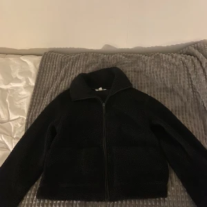 Jacka i pile - Väldigt fin jacka i pile som inte kommer till användning längre men är som ny!! 