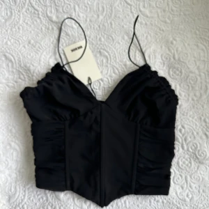 Korsett topp - Oanvänd korsett topp från Bikbok i storlek Xs 