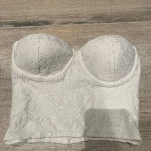 Korsett topp  - Superfin korsett topp från bikbok, finns en defekt (se bild 2) men går säkert och laga på något sätt💘💘