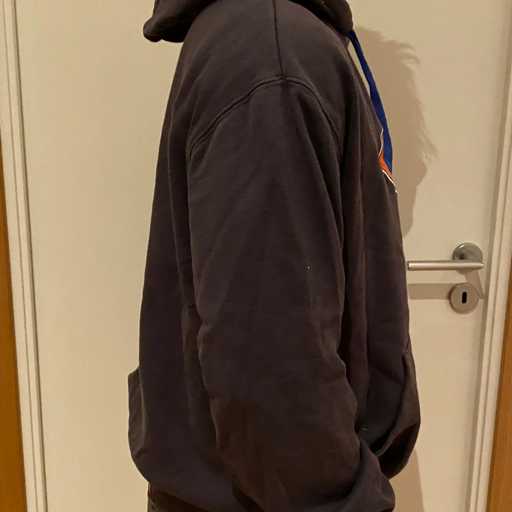 Vintage hoodie med grå färg på in och utsidan med blåa snören och en blå färg på insidan av luvan. Hoodies.