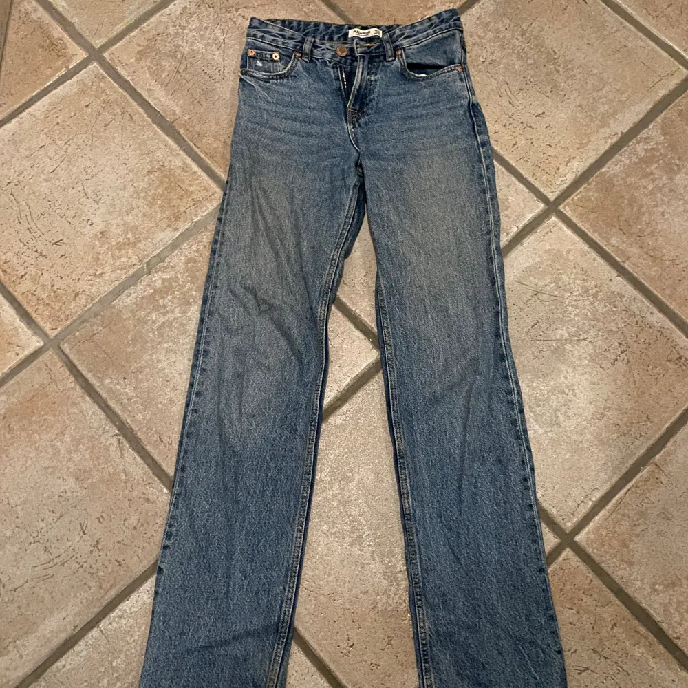 Straight mid waist blåa jeans från pull&bear . Jeans & Byxor.