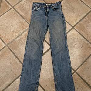 Straight mid waist blåa jeans från pull&bear 