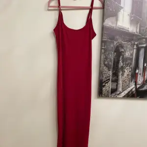 Helt oanvänd röd långklänning i storlek xs😍