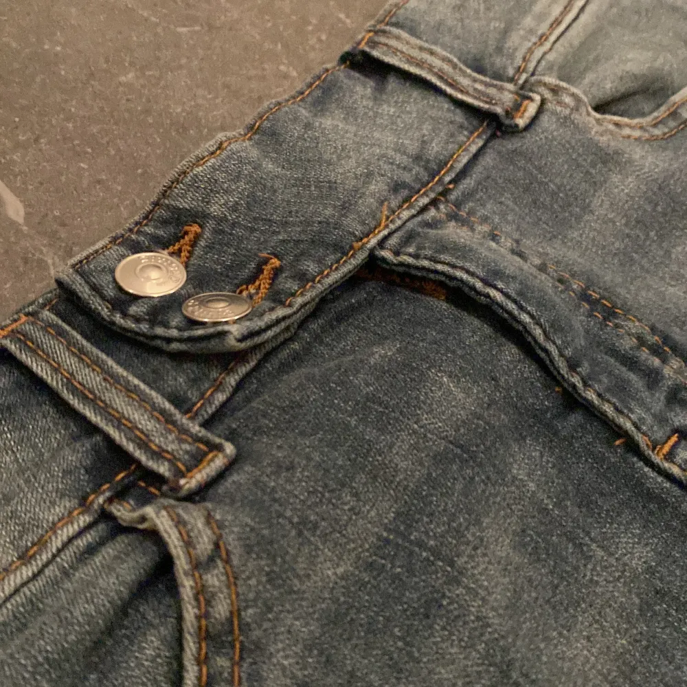 Säljer skit snygg lågmidjad jeans kjol med två knappar. Det är storlekar 38 och passar  mig som är 167 men säljer för den är stor i midjan💞🫶. Kjolar.