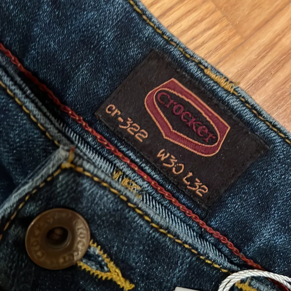 säljer mina mörkblåa crocker jeans i storlek 30 och längd 32.  nästan aldrig använda! skriv vid frågor🫶🏻. Jeans & Byxor.