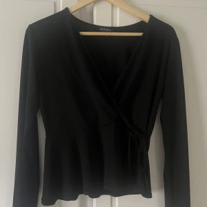 Omlott topp - Omlott topp från missay, har ett litet hål som man ser på bild 3 fast det går att sy ihop det!! 🩷🩷