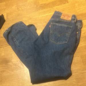  ett par mörkblå Levis jeans i storlek 33:w 30l  