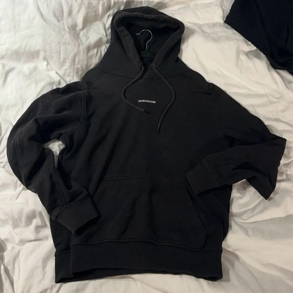 Tjena säljer min Calvin Kline hoodie som jag inte använder och som är i bra skick, inga märken eller något liknande! Pris kan diskuteras . Hoodies.