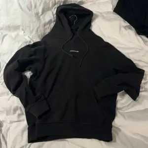 Tjena säljer min Calvin Kline hoodie som jag inte använder och som är i bra skick, inga märken eller något liknande! Pris kan diskuteras 