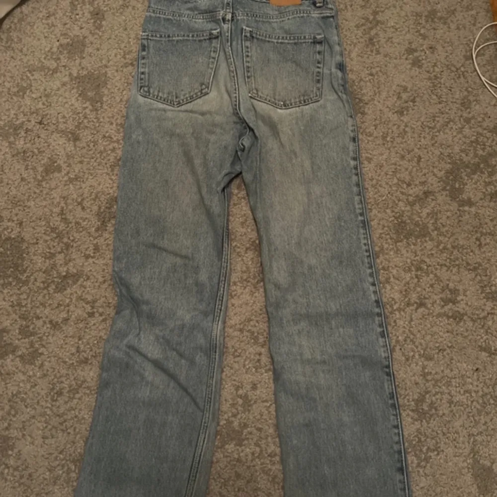 Blåa jeans från Weekday i storlek 26/30 Skick 9/10. Jeans & Byxor.