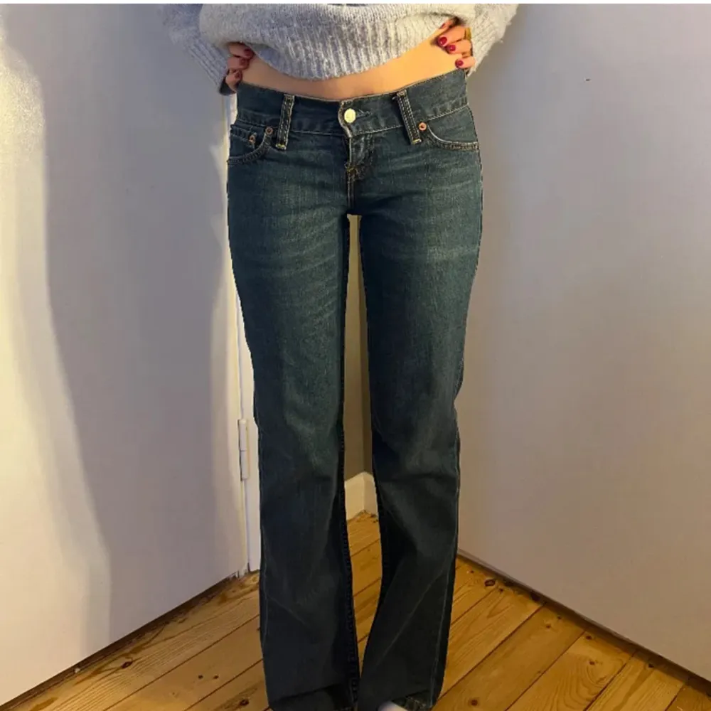 Low waist Levis jeans i storlek W25 L32🩷🩷 mycket bra skick och sitter väldigt bra i längden på mig som är 1.62🩷. Jeans & Byxor.