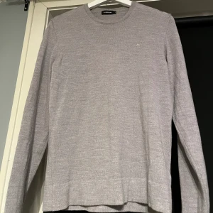 J.Lindberg Tröja - Riktigt schysst tröja ifrån J.Lindberg! Tröjan är i bra skicka o den ända defekten på tröjan ser man på bild två. Pris går alltid att diskutera!  