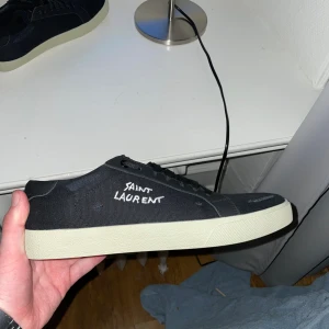 Ysl skor - Perfekt sko till sommaren. Säljer pågrund av att jag inte använder dem. Finns tyvärr en skada inne i skon därav riktigt bra pris. Syns såklart inte när man har på dem. . Är lite osäker på om dem är äkta då jag köpte dem av en kompis/ Adam 