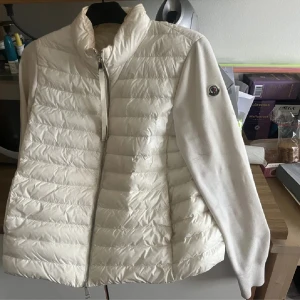 Moncler cardigan - Intressekoll på min vita moncler cardigan  Storlek L men passar mig som har M Såklaklart äkta och har NFC scann! Dock har den lite sminkfläckar vid kragen skriv för bilder! Öppen för byten av färg elle andra jackor!🩷 Skriv pris förslag!