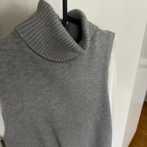Skickad väst - Stickad väst från Zara med hög krage. Exklusive frakt
