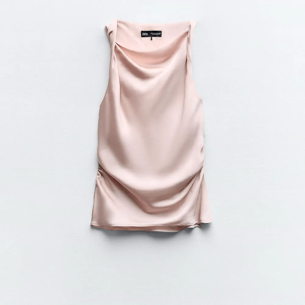 Säljer denna fina rosa topp från Zara som är slutsåld 💕Passar både XS och S. Har aldrig använts, prislappen är kvar! 💗. Toppar.