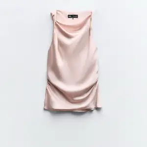 Säljer denna fina rosa topp från Zara som är slutsåld 💕Passar både XS och S. Har aldrig använts, prislappen är kvar! 💗