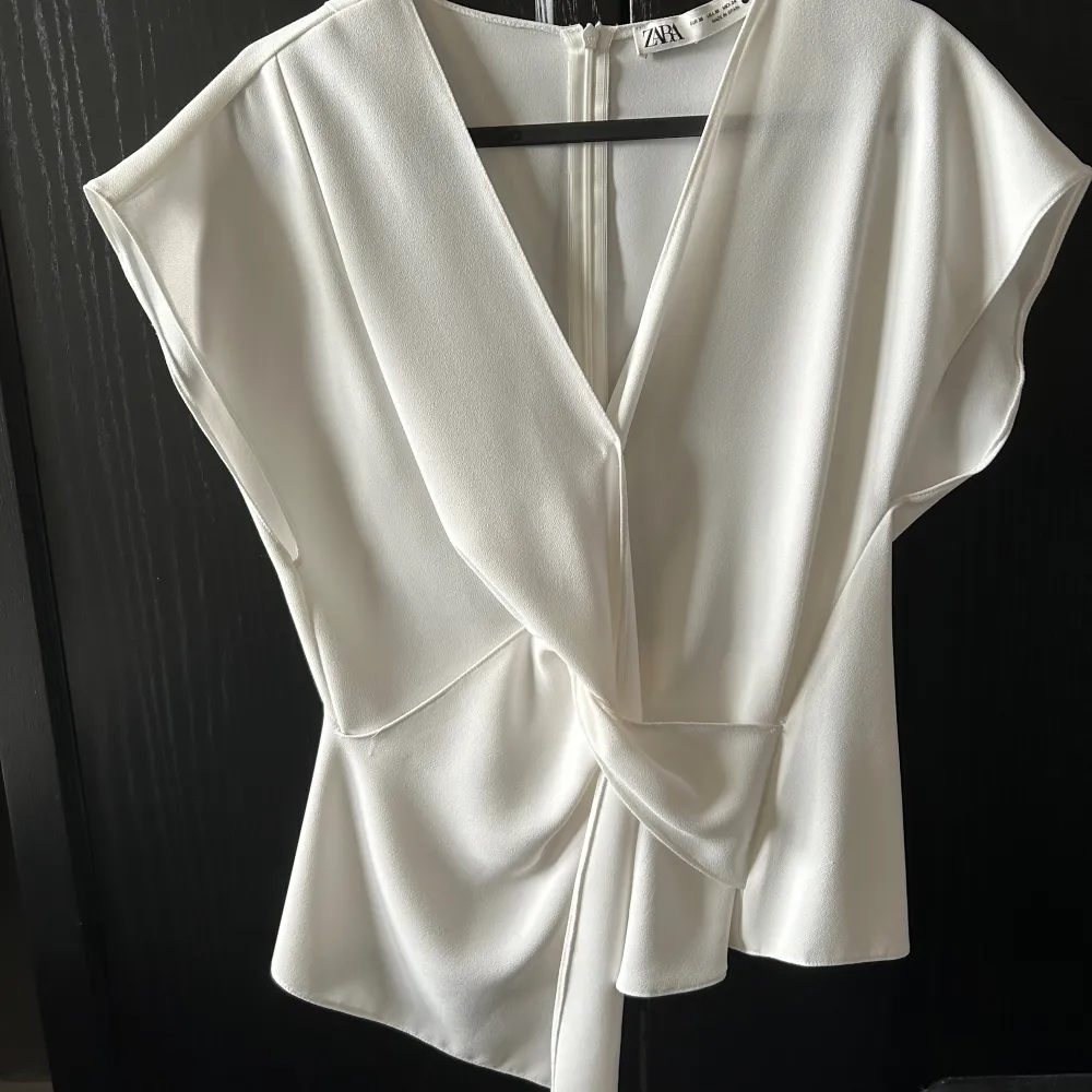 Säljer nu denna fina vita blus från ZARA. Den är använd cirka 5 gånger. Blusen passar super bra till sommaren 🥰🥰 Skriv för mer info och fler bilder. Blusar.