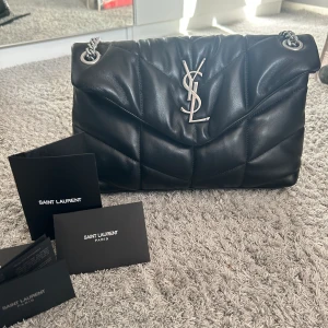 Ysl - I så fint skick. Köpt här på plick och fick inget kvitto därav är priset lågt💕 
