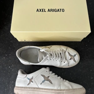 Axel Arigato skor - Säljer dessa Axel Arigato skor i storlek 38, modell ”clean 90”. Nypris ca 2300kr. Låda samt dustbag ingår!