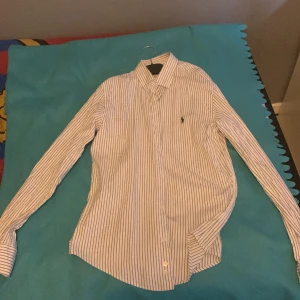 polo ralph lauren skjorta för 250 kr - storlek s slim fit polo ralph lauren för bara 250 kr
