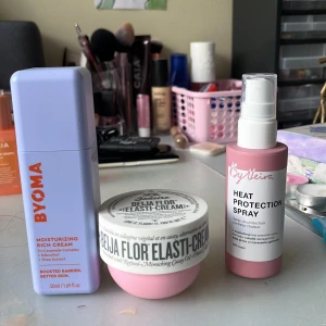 Byoma, protection spray och Elasti-cream - Säljer min •Byoma rich cream• •Sol de janeiro, Elasti-cream• plus •heat protection spray•. Byoma o den rosa krämen är från Sephora medan sprayen är från Normal🌸 Alla produkterna är använda men väldigt lite. Kom privat för mer info. Från 200kr💕🤍