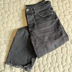 Jeans från Zara i grå/svart med sliten kant nertill, raka i modellen.