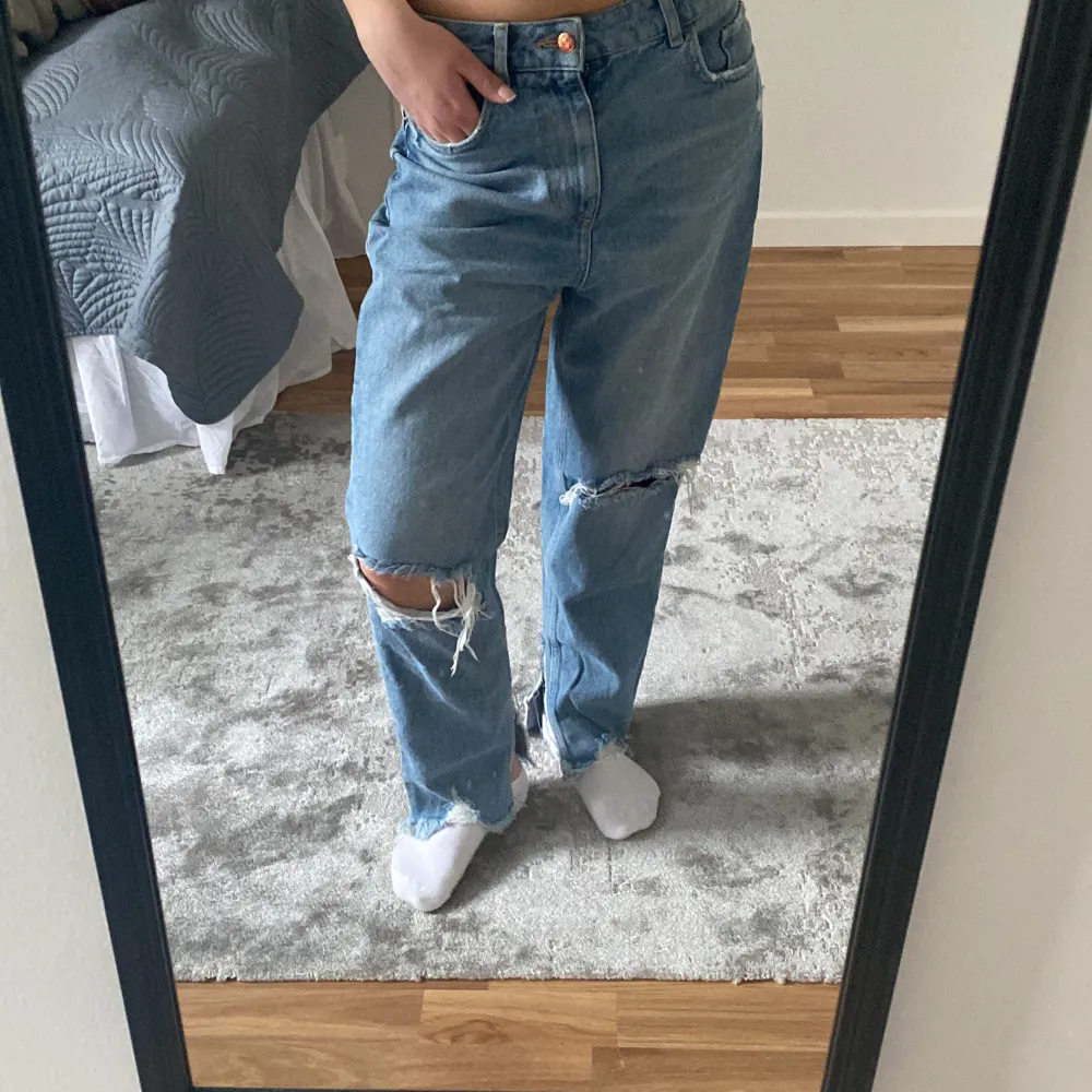 Säljer dessa jeans från Zara som är perfekta för sommaren! Använder inte dem så ofta så lika bra att sälja dem istället. Priset kan diskuteras😊. Jeans & Byxor.